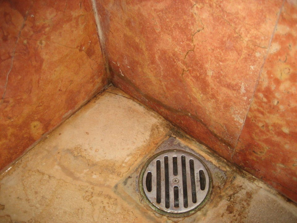 Dusche im Clubzimmer Puri Santrian