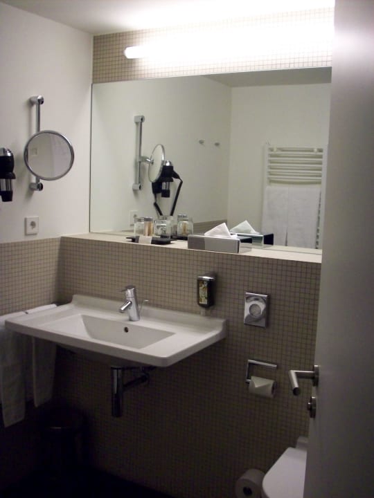 Badezimmerblick II Vienna House Easy by Wyndham Stuttgart