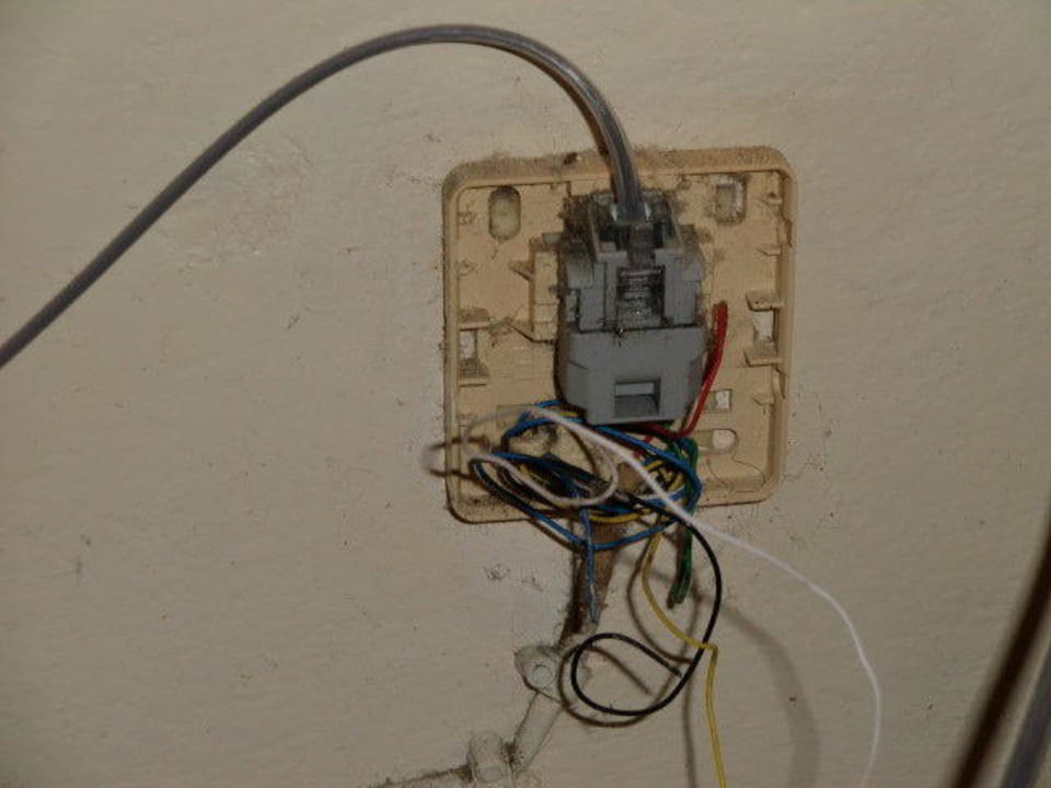 Sicherheit pur - Steckdose neben dem Bett Charela Inn Hotel