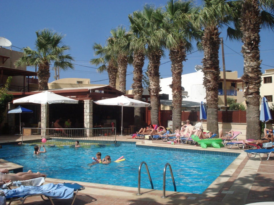 Schöner Pool und schöner Gartenanlage Hotel Latania Apartments