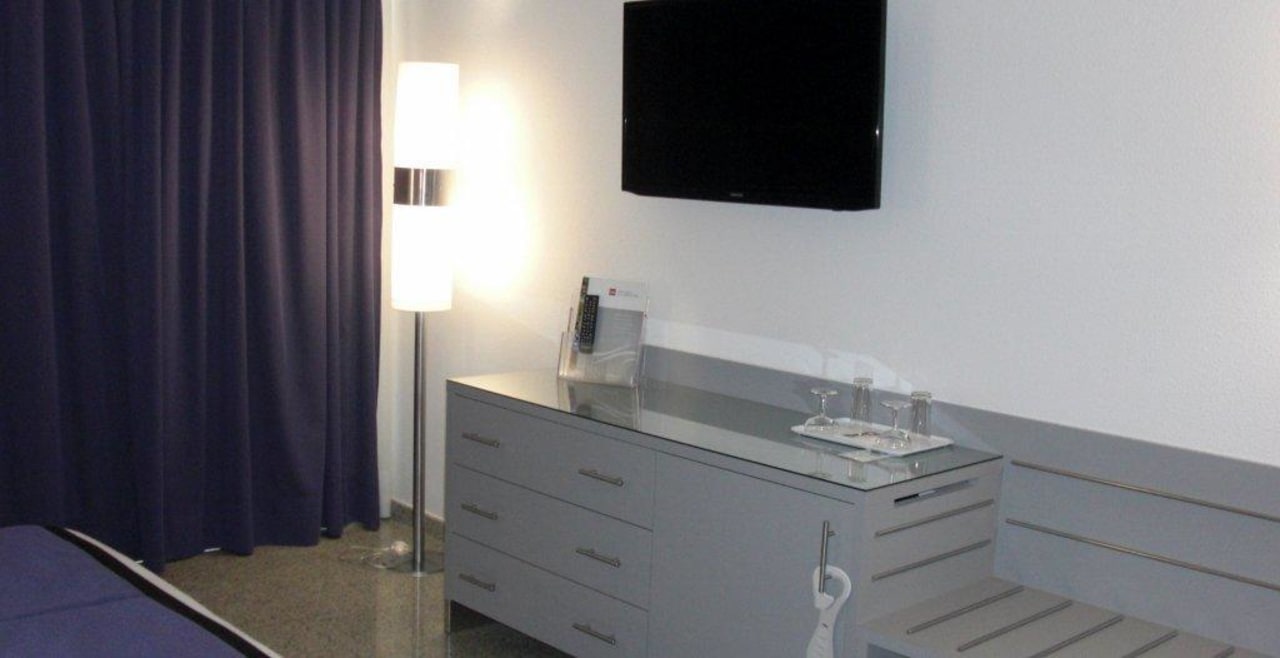 Schränkchen u. Fernsehgerät Hotel Riu Nautilus - Adults only