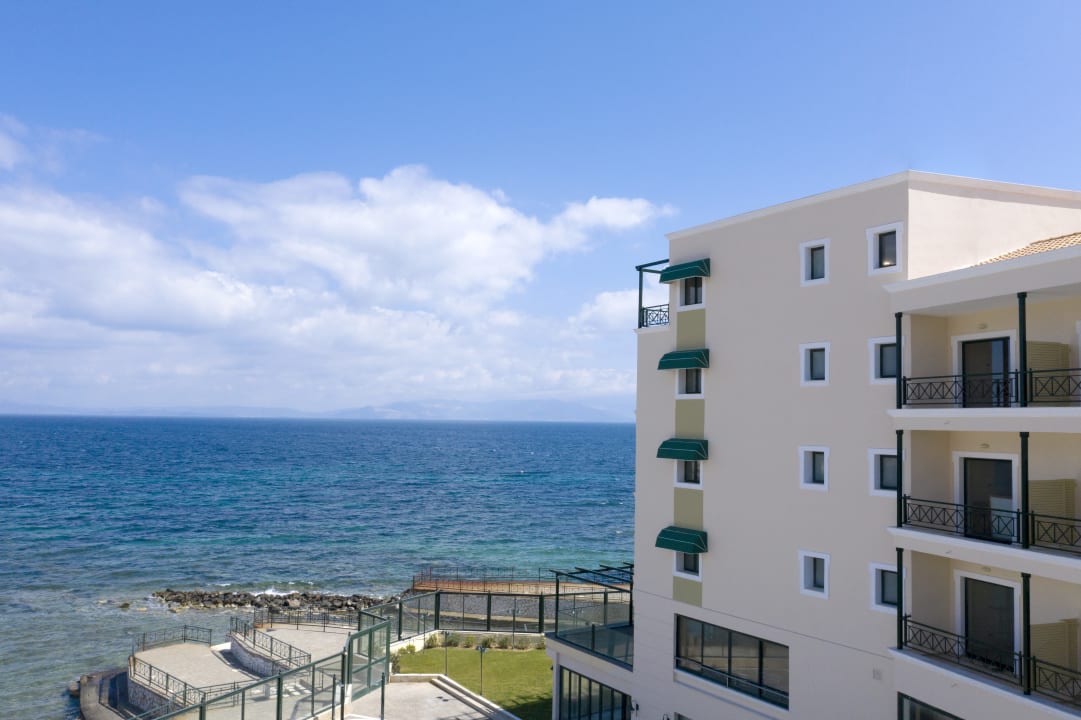 Ausblick Ramada by Wyndham Athens Attica Riviera