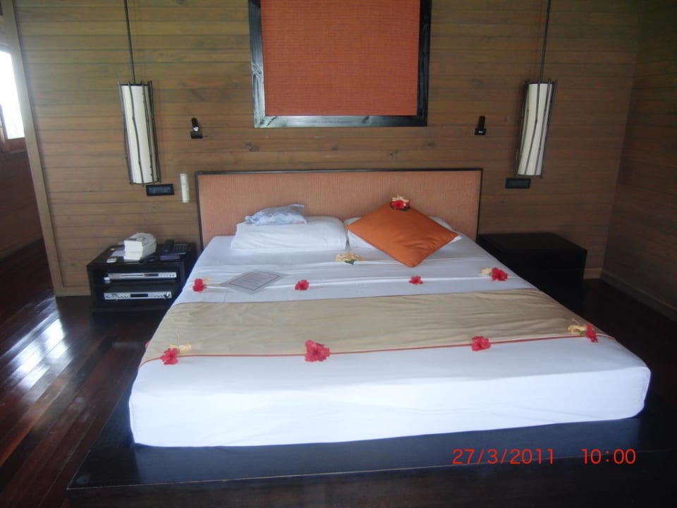 Unser Zimmer, nett dekoriert Meeru Maldives Resort Island