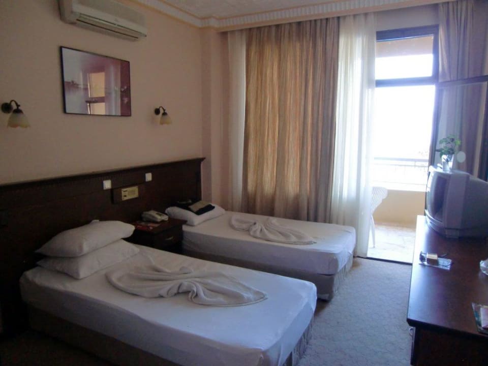 Normales Zimmer, ein wenig Kunst auf dem Bett Hotel Gölmar Beach