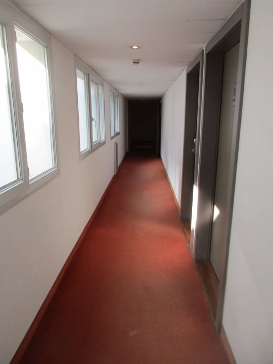 Gang mit etwas vergammelten Teppichen Adagio City Aparthotel Annecy Centre