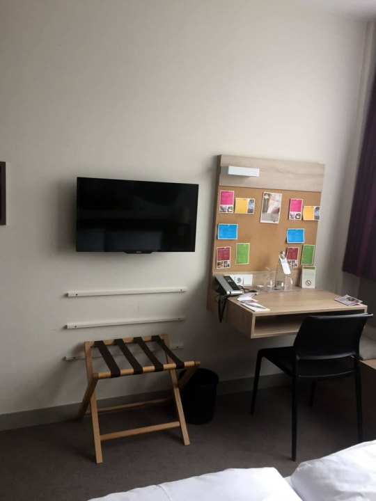 Ablage und TV Vienna House Easy München