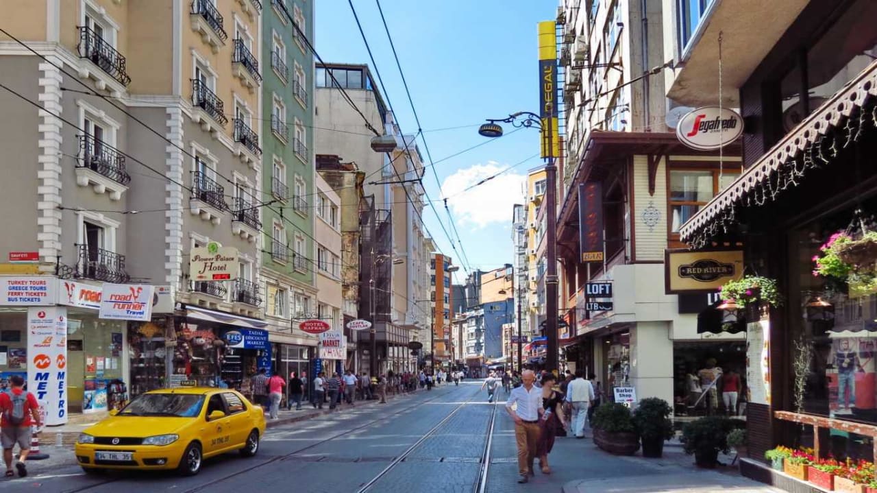 Strasse vor dem Hotel Orient Express & Spa by Orka Hotels