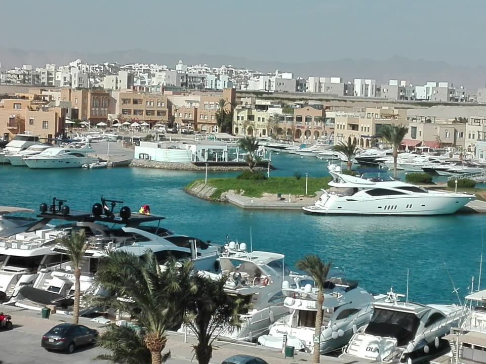 Blick vom Balkon auf die Marina Hotel Three Corners Ocean View prestige - Adults only