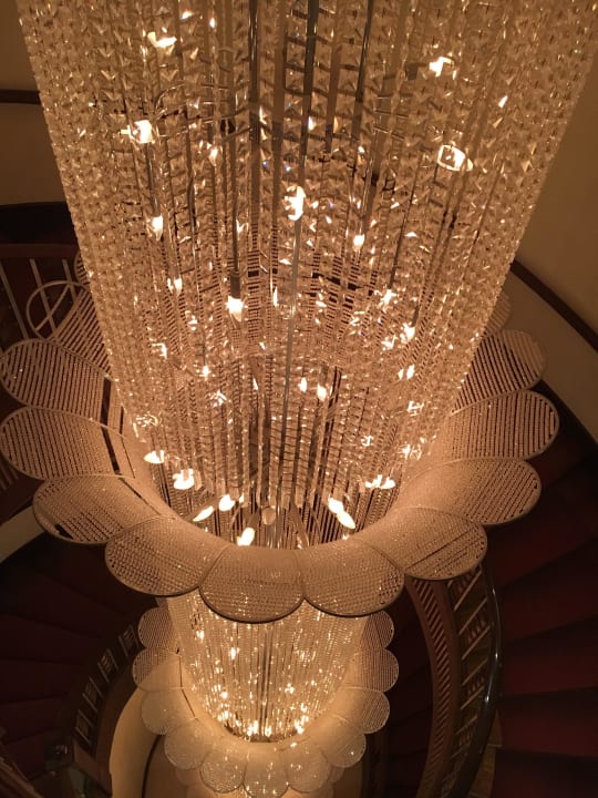 Kronleuchter über 3 Stockwerke Wyndham Garden Salalah Mirbat