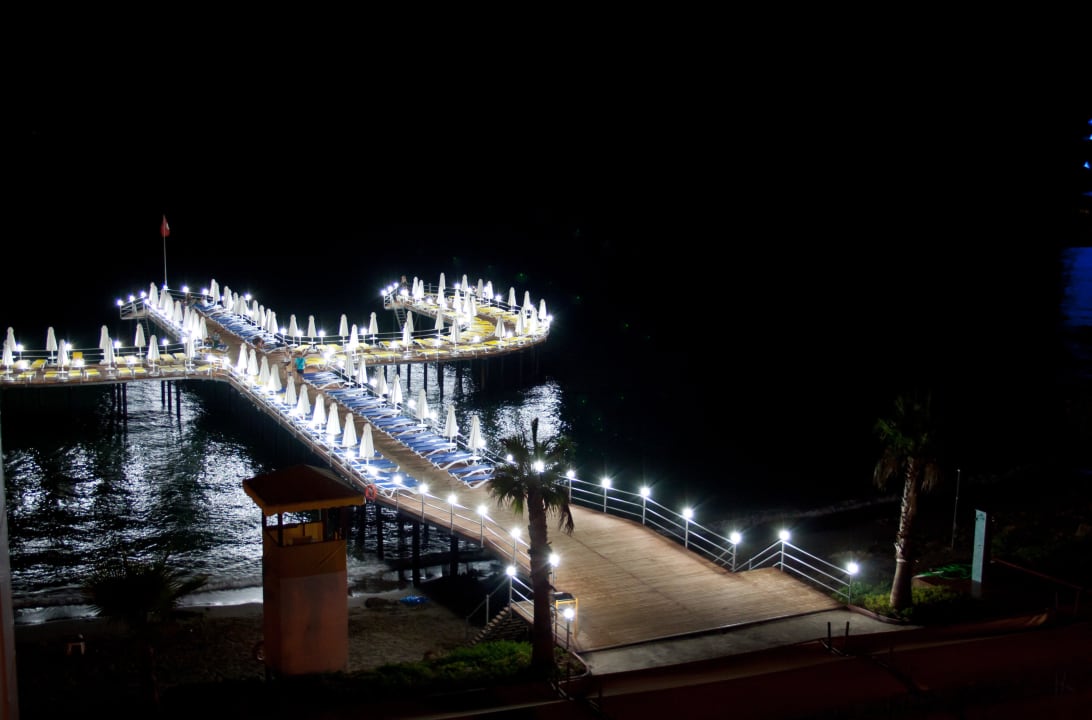 Badesteg bei Nacht Vikingen Infinity Resort & Spa