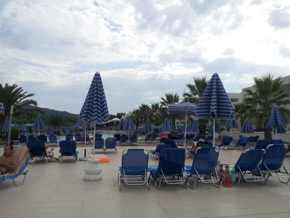 1 Tag mit Wolken in 2 Wochen Sandy Beach Resort