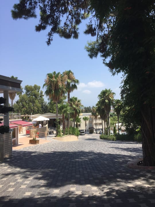 Vor dem Haupteingang Club Sidelya Hotel