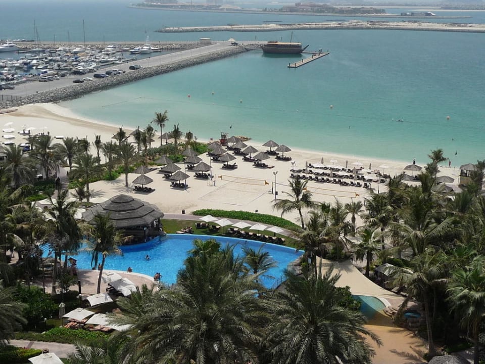 Blick vom Balkon auf die Poolanlage Le Meridien Mina Seyahi Beach Resort & Waterpark