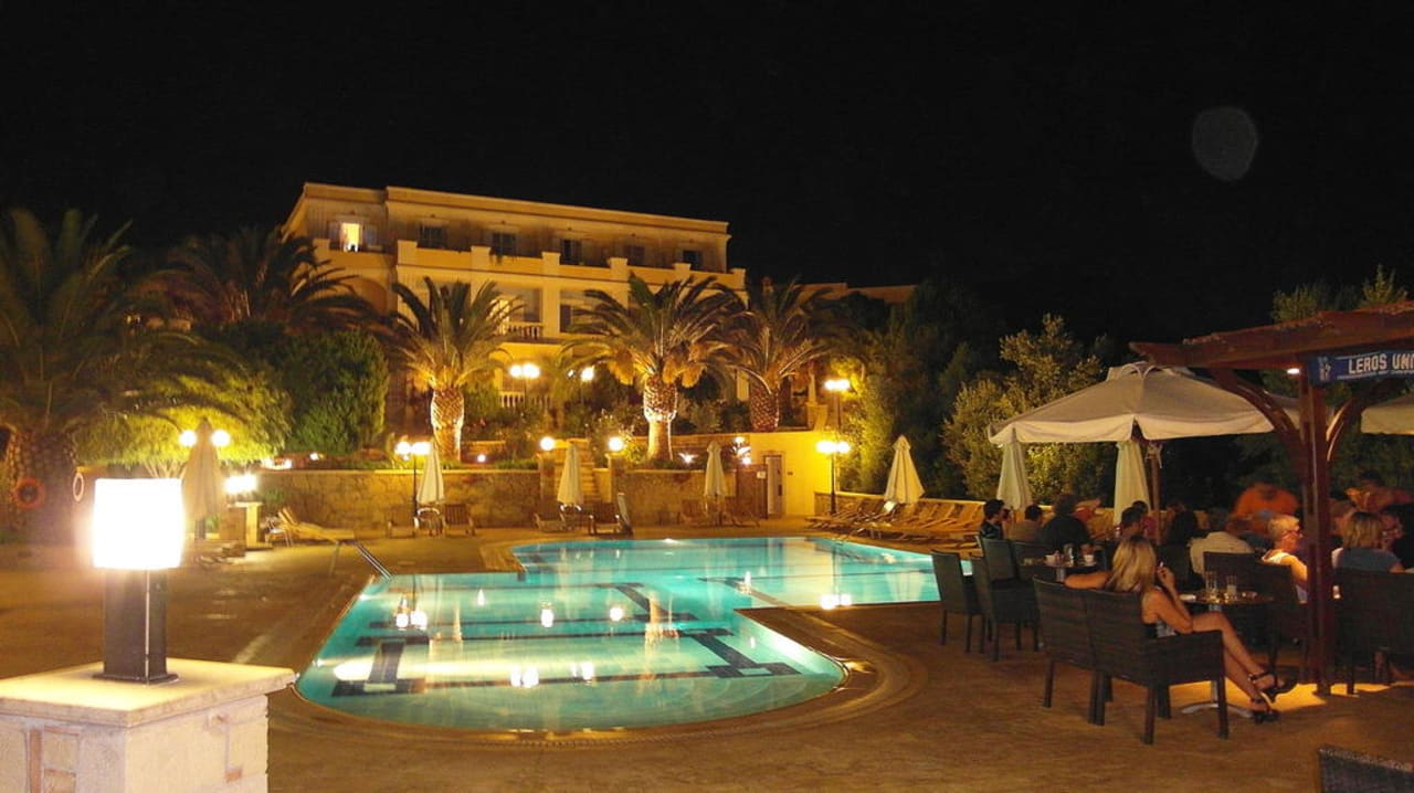 Poolanlage mit Bar und Hotel-Teil Hotel Crithoni's Paradise
