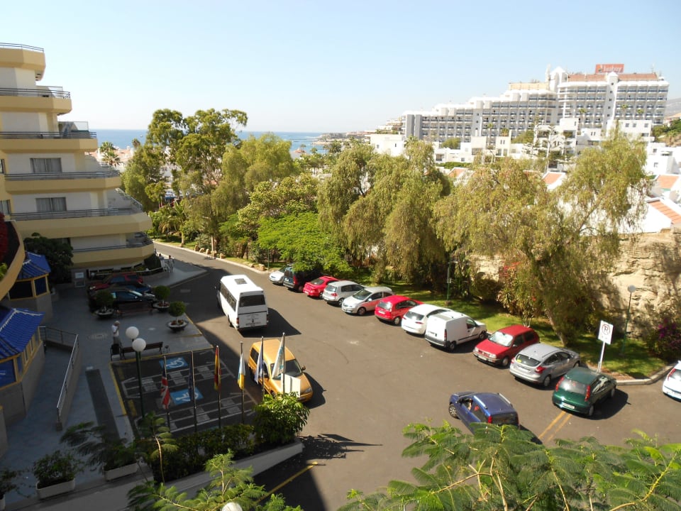 Widok z pokoju na parking hotelowy HOVIMA Santa Maria