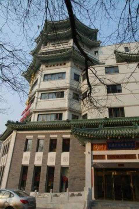 Eingangsbereich des Hotels mit Turm Hotel Tianan Rega Beijing