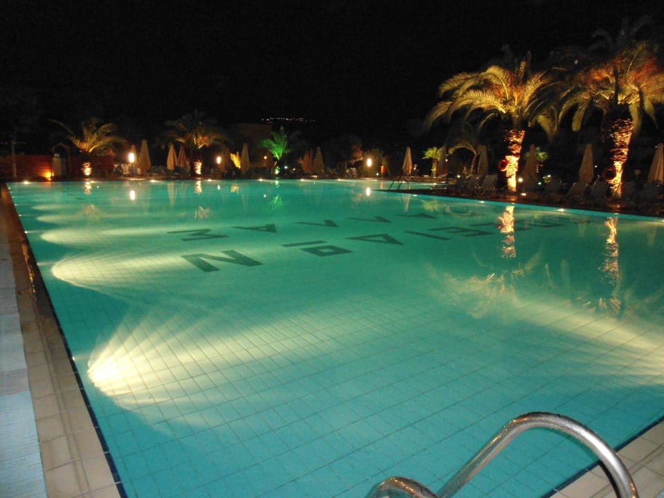 Pool bei Nacht alltoura Club Hotel Poseidon Palace
