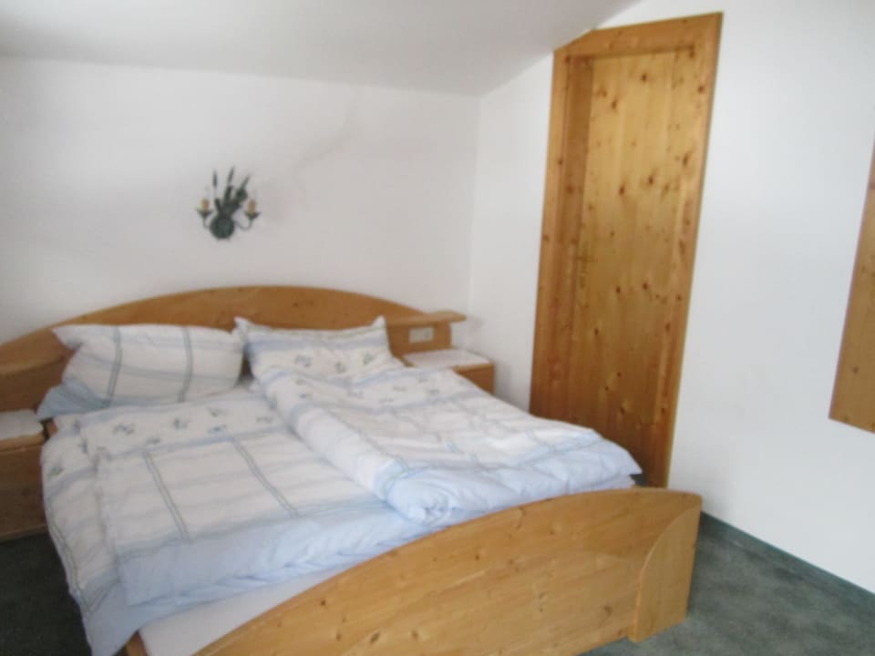 Bett, hinten rechts Badeingang Biobauernhof Lürzergut