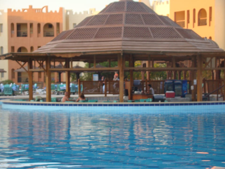 Bar w basenie rodzinnym SUNRISE Royal Makadi Resort