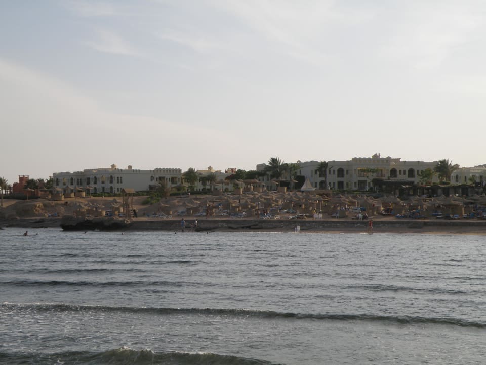 Widok na plażę z hotelowego pomostu Charmillion Club Resort