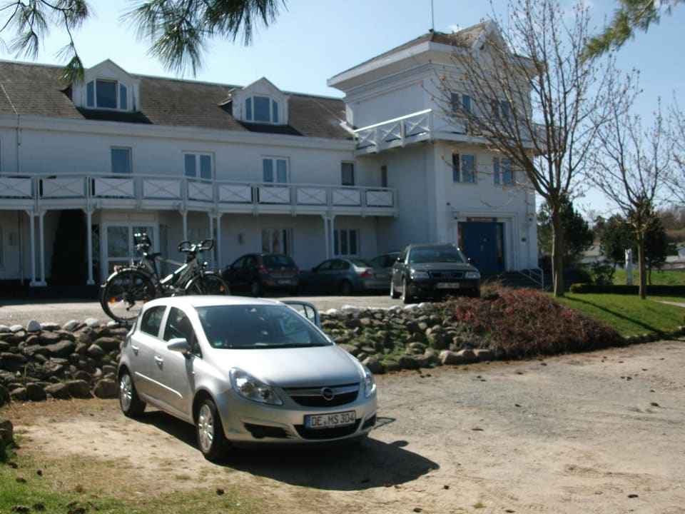 Blicke vom Parkplatz auf den Hoteleingang Meeressterne Hotel Residenz Heringsdorf