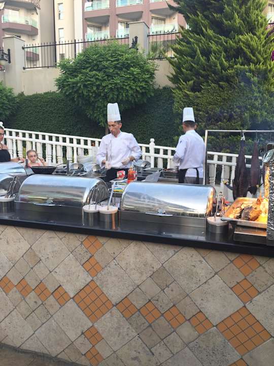 Draußen gabs auch immer ein Buffet Aydinbey Kings Palace & Spa