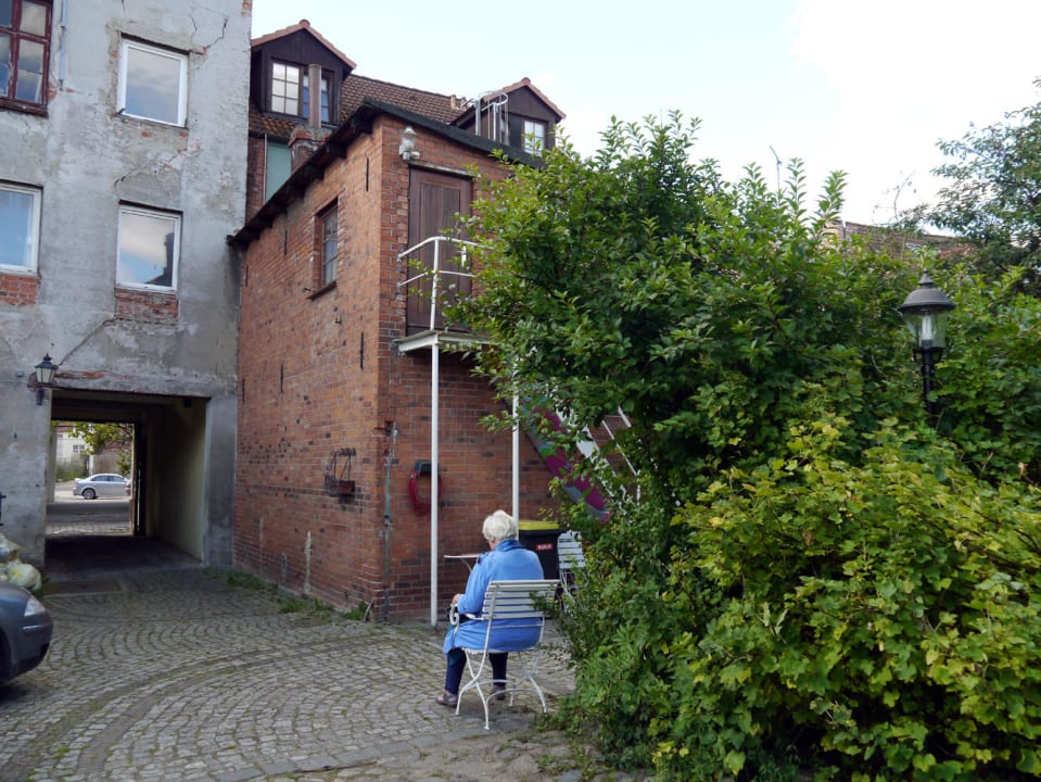 Blick vom Parkplatz im Garten auf das Haus (rechts Hotel Reingard