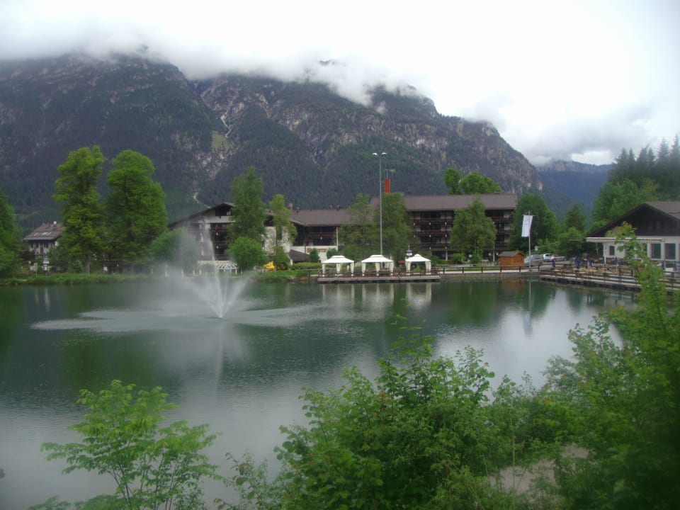 Ein fantastischer Blick über den Riessersee zum Ho Riessersee Hotel