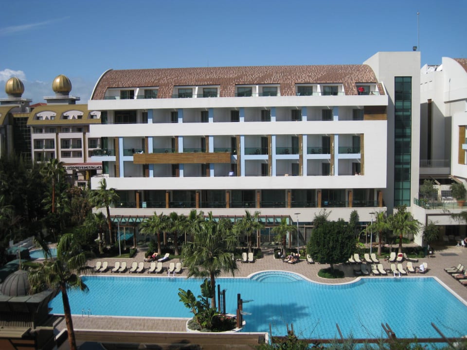 Pool und Hotel vom Royal Dragon aus gesehen Port Side Resort Hotel