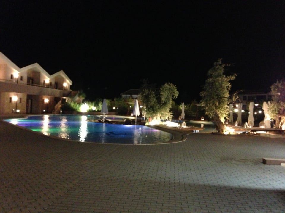 Hotel-Innenhof bei Nacht mit Poolanlage Alexandra Golden Boutique - Adults only