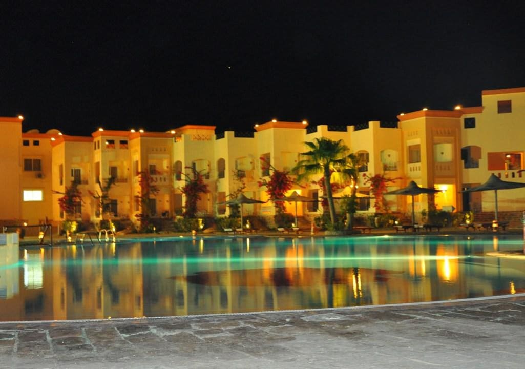 Basen nocą Blue Reef Red Sea Resort