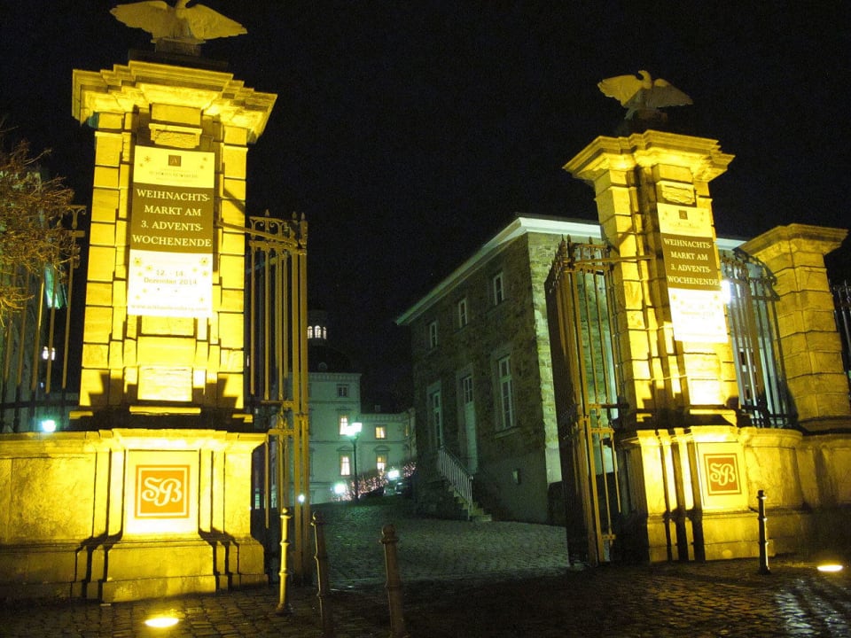 Tor (Einfahrt) auf den Vorplatz Althoff Grandhotel Schloss Bensberg