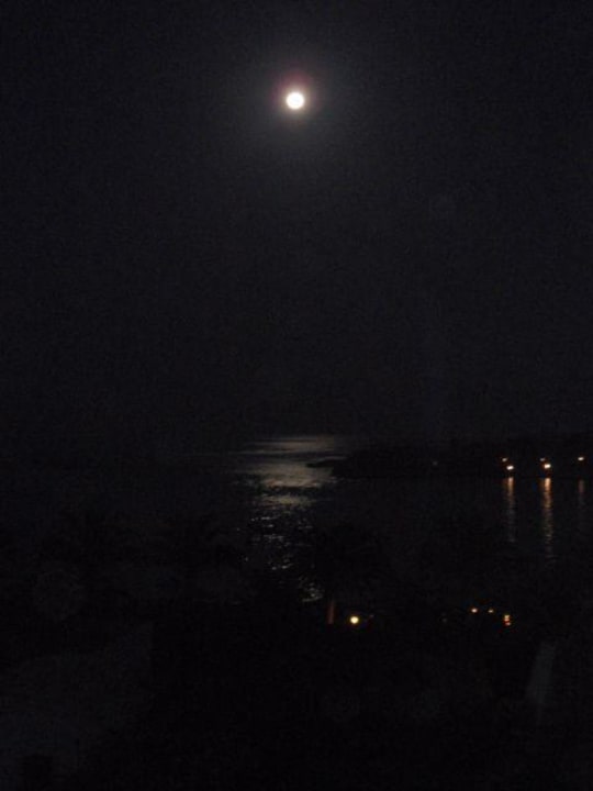 Vollmond über der Bucht Brayka Bay Resort