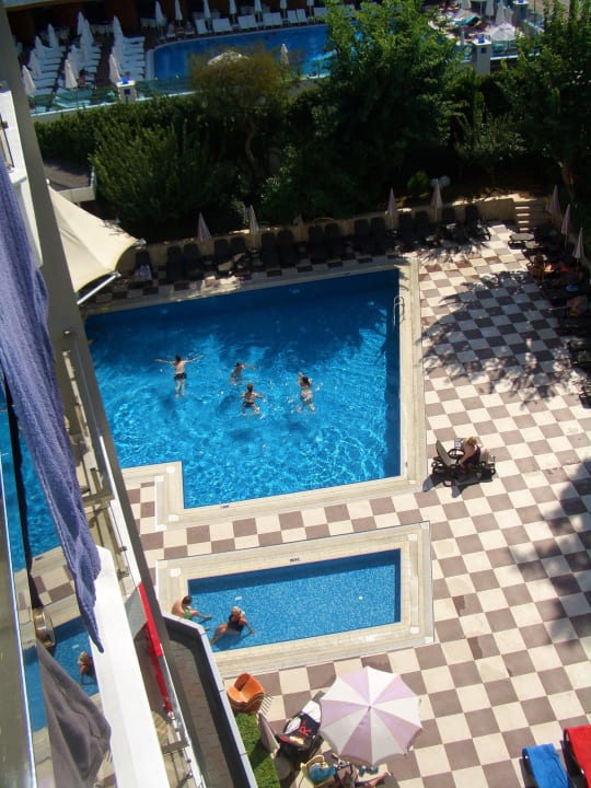 Blick auf den Pool aus der 3. Etage Hotel Grand Okan