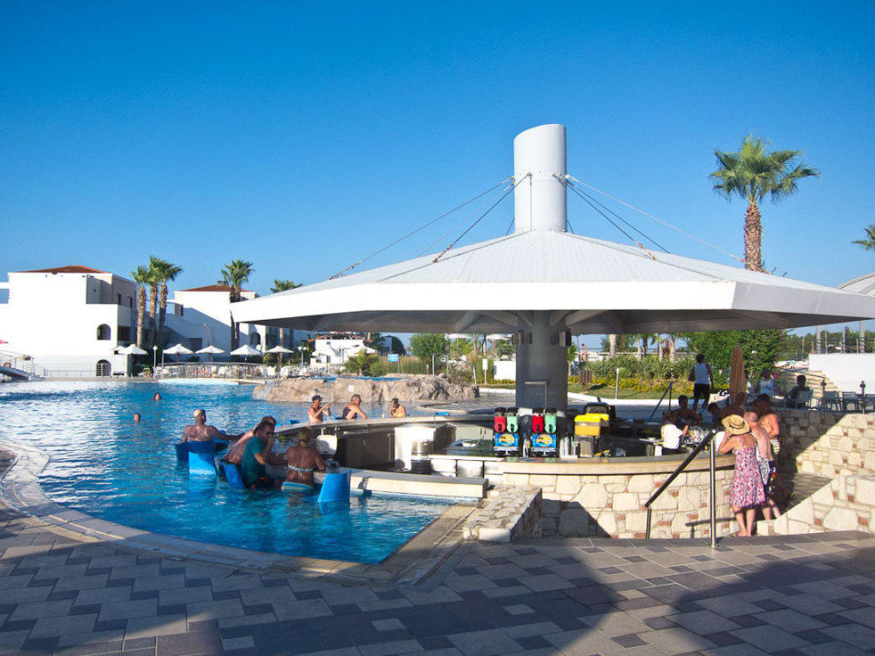 Hauptpool mit Bar Atlantica Marmari Palace