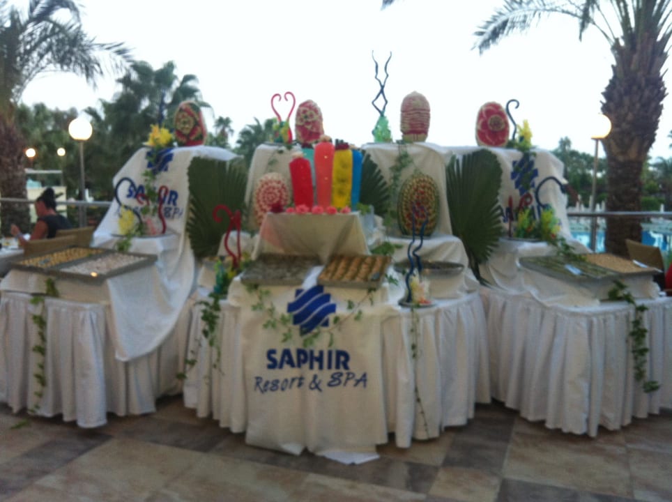 Buffet auch draußen Saphir Resort & Spa