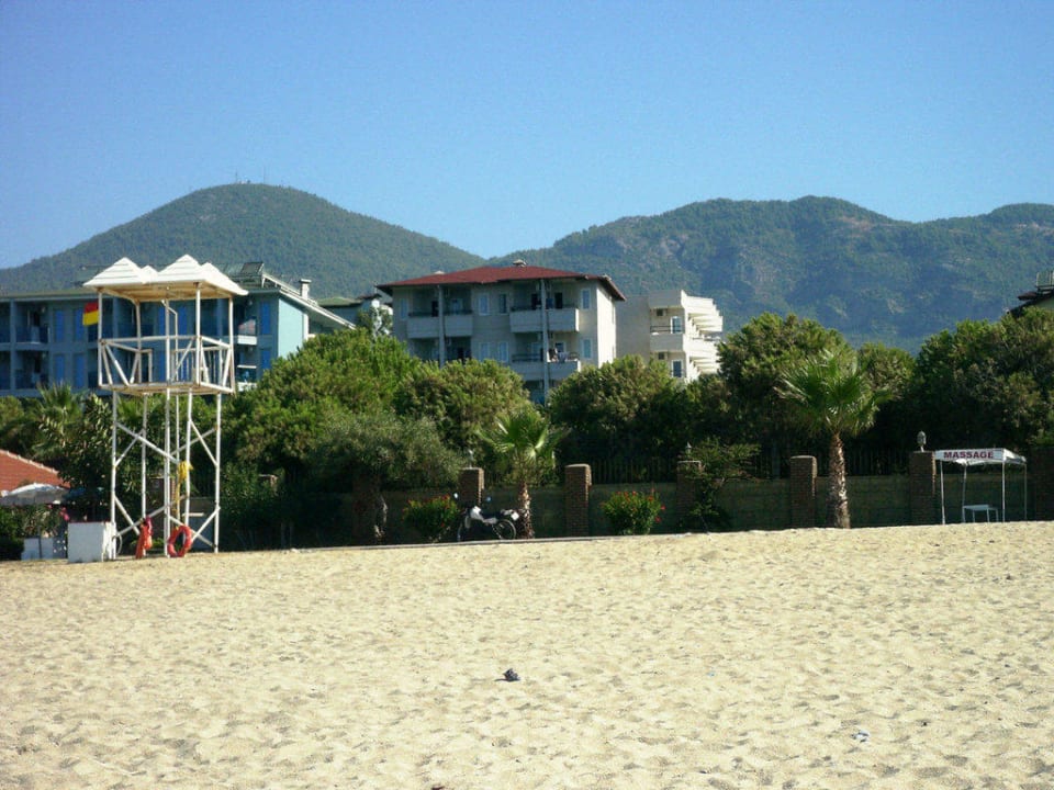 Blick vom Strand zum Hotel Hatipoglu Beach Hotel