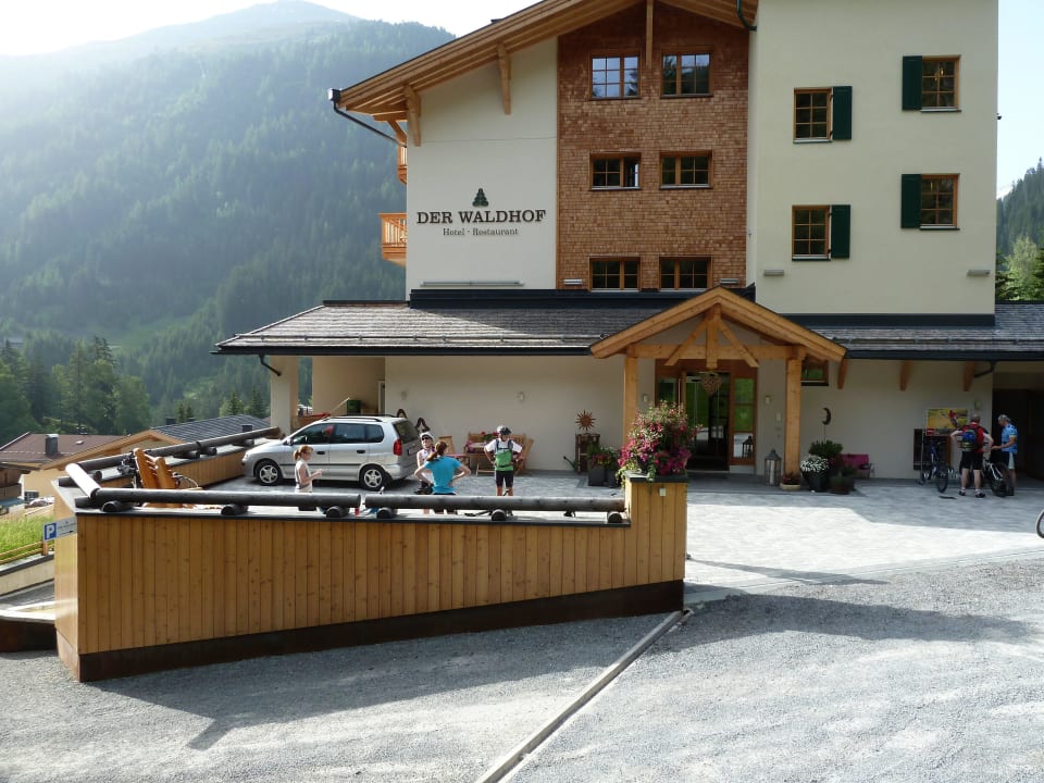 Blick auf den Eingangsbereich Hotel Der Waldhof