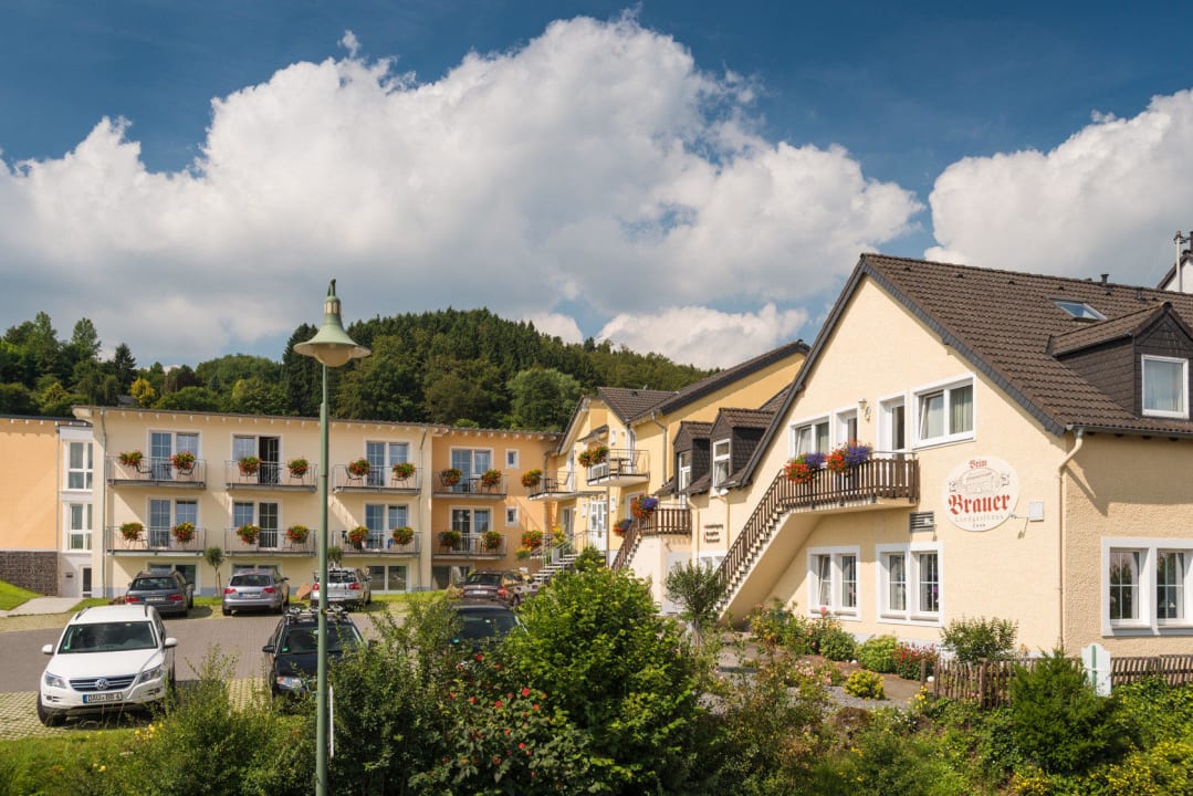 Außenansicht Hotel mit Parkplatz Brauers Landarthotel