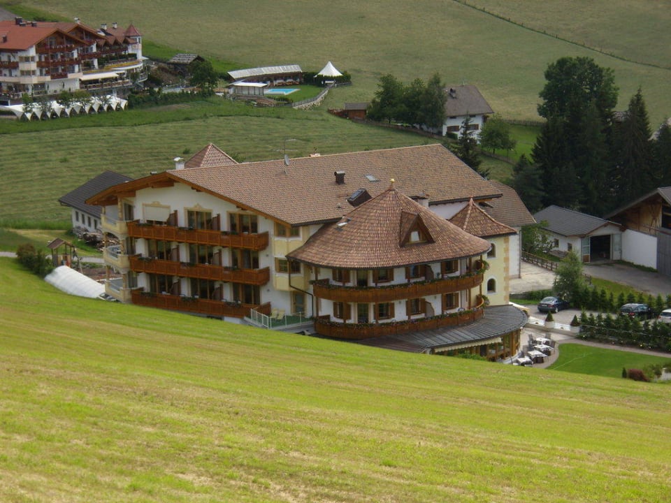 Blick von der Strasse auf das Hotel Hotel Edelweiss
