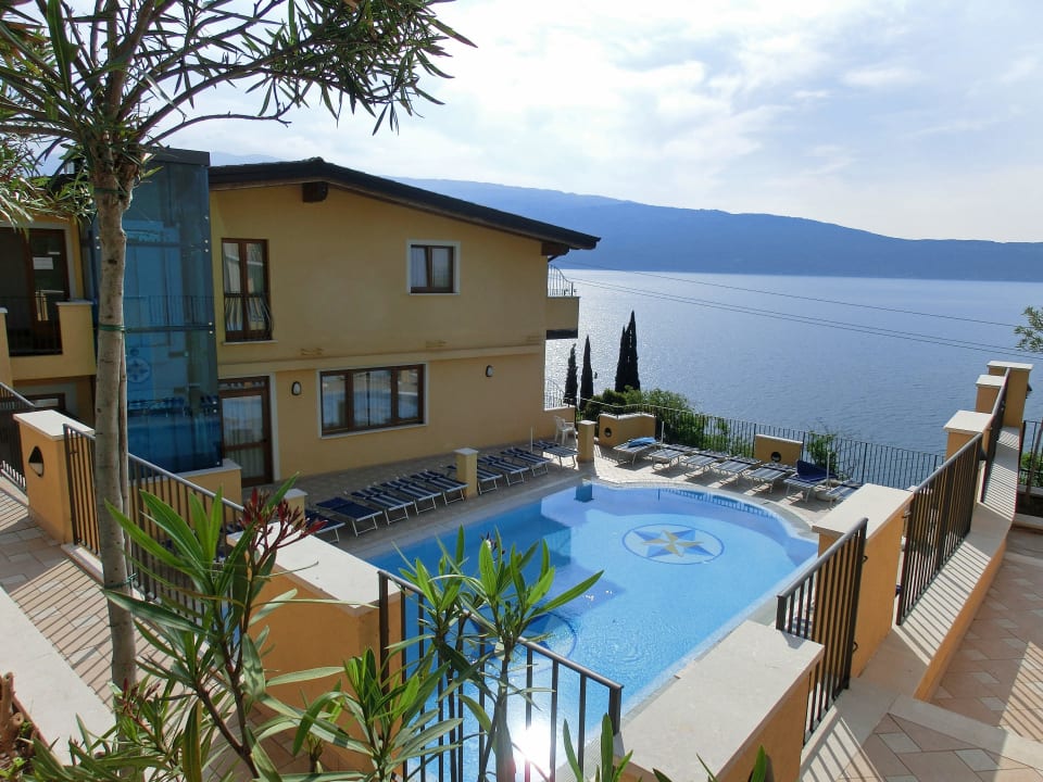 Pool zwischen den Nebengebüden, Blick von der Str. ALL INCLUSIVE Hotel Piccolo Paradiso
