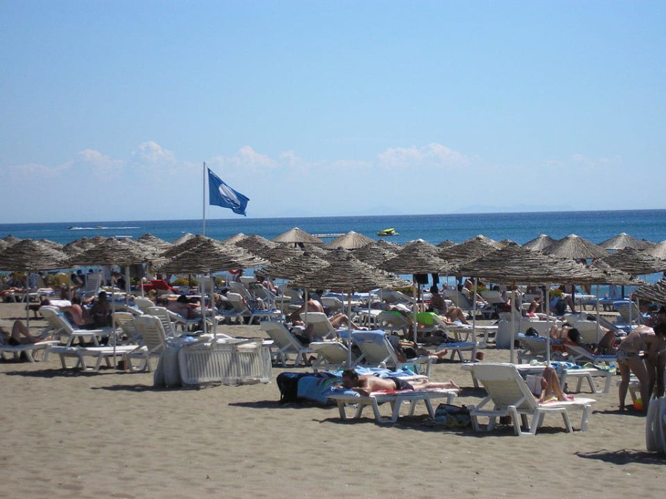 Hotelstrand mit blauer Flagge Hotel Calypso Beach