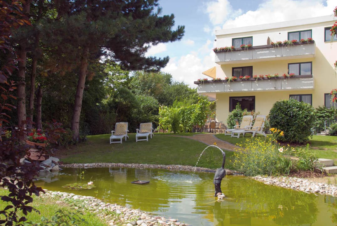 Gartenseite Parkhotel Sonnenberg