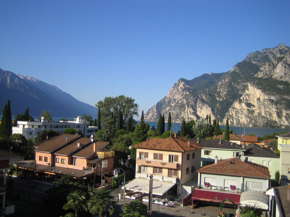 Blick vom Balkon auf den See Garda Suite Hotel - Tonelli Hotels