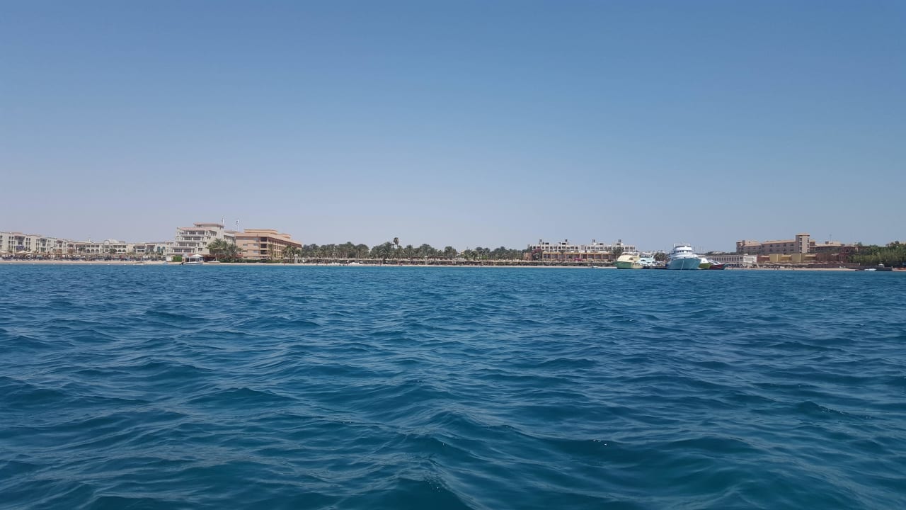 Rote Meer mit Blick zum Hotel Giftun Azur Resort