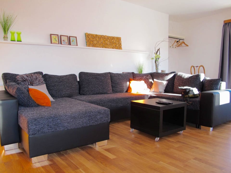 Wohnzimmer mit großem Sofa Ferienwohnung Hans im Glück