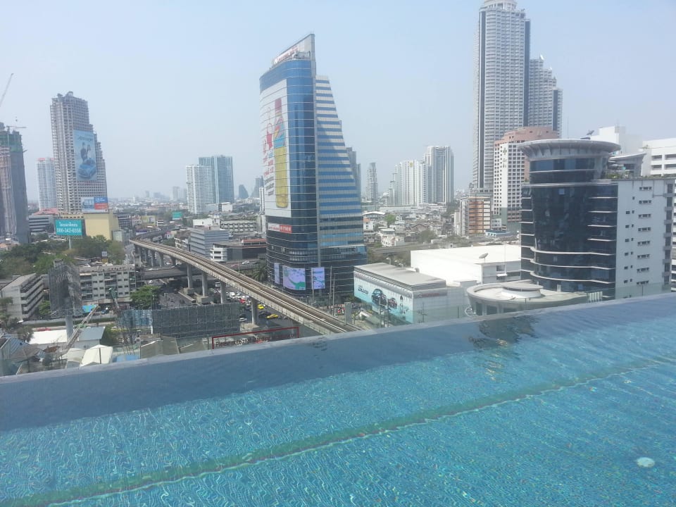 Toller Blick vom Pool aus Eastin Grand Hotel Sathorn