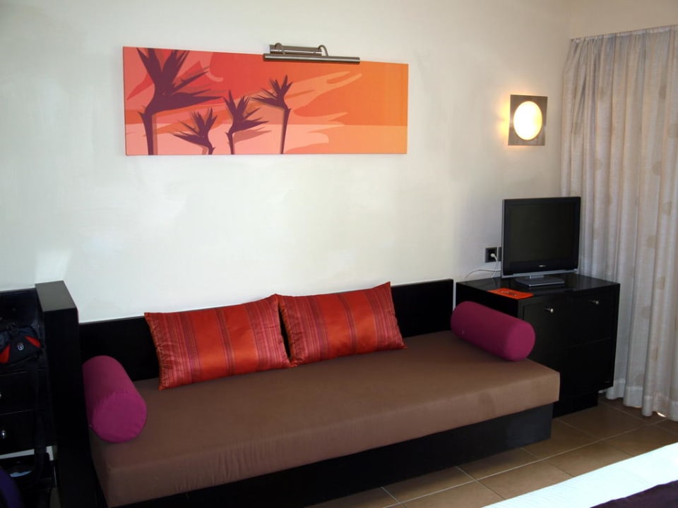 Sofa im Zimmer Pearle Beach Resort & Spa