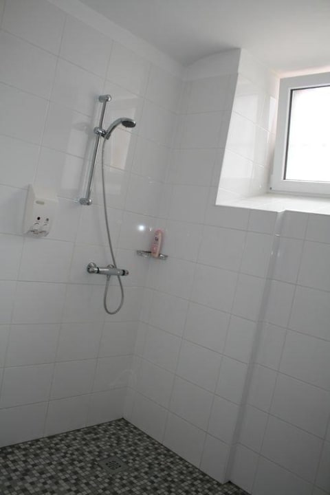 Gemeinschaftsdusche Alcatraz Hotel am Japanischen Garten