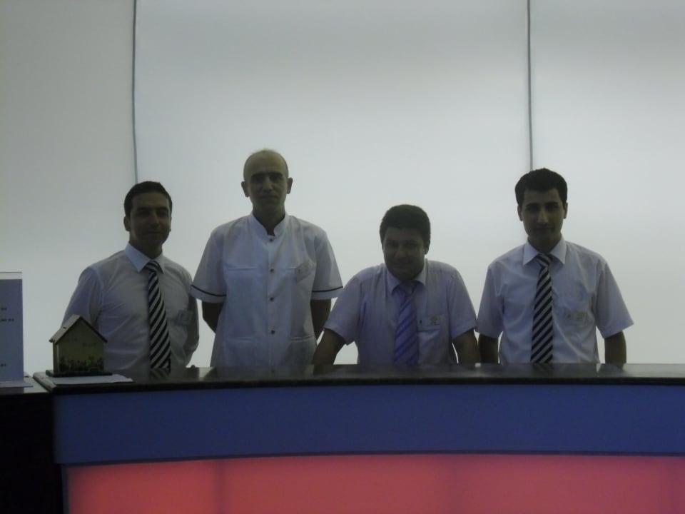 Die Crew an der Lobby Saturn Palace Resort Hotel